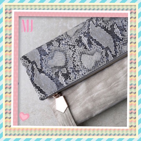 🎀New Grey Snake Clutch🎀 - Picture 2 of 3